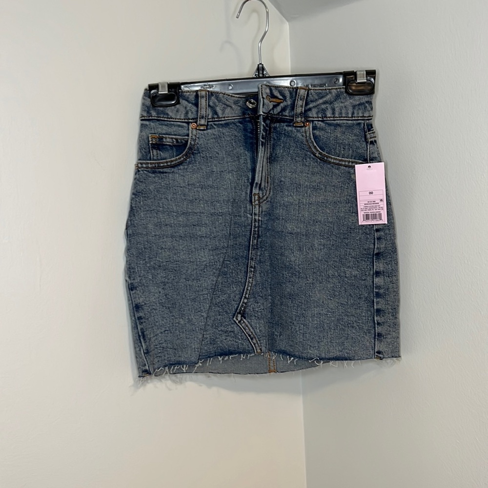 *NEW* Women’s light wash jean skirt/ size 00